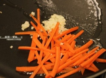 step3: 同一鍋中再倒入約1大匙油(保持中火)，放入蒜末、紅蘿蔔絲爆香、炒出油色。