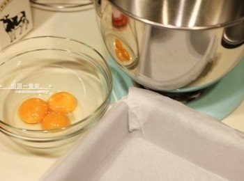 step2: [草莓蛋糕體 ]8吋烤盤中鋪上烘焙紙。先將3顆蛋的蛋白與蛋黃分開，蛋白放入攪拌盆，蛋黃用小碗裝起。 烤箱預熱至170度C(約338度F)。