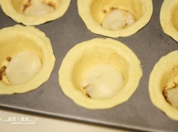 step14: 塑膠袋剪一小口，將先前完成的麻糬適量擠入塔皮(可搭配剪刀輔助)。