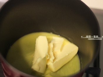 step1: <span class="group_1">馬德蓮</span>無鹽奶油小火加熱融化後關火，移至一旁降溫。