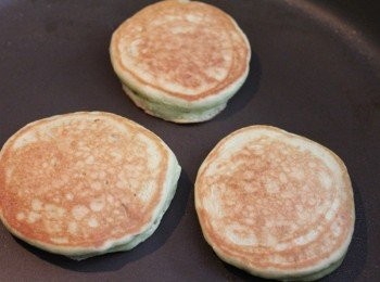 step3: 取不沾鍋, 放適量的麵糊煎鬆餅. 雙面煎熟即完成