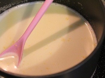 step3: 將攪拌均勻的奶蛋漿倒入小鍋, 用中火加熱. 邊加熱邊攪拌