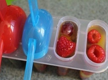 step3: 將<span class="group_2">蜂蜜檸檬汁</span>倒入製冰盒中, 冷凍成冰棒即可