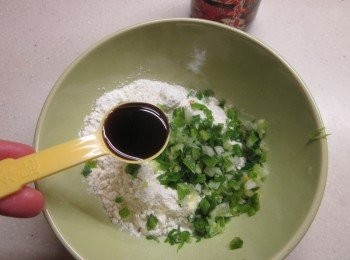 step3: 低筋麵粉.泡打粉.榖盛壽喜燒1小匙.白胡椒.蔥末.鮮奶.太白粉.塩攪拌均勻