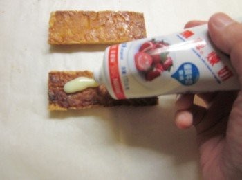step7: 二片酥皮各擠上鷹牌煉奶,再擠上鮮奶油,放上草莓