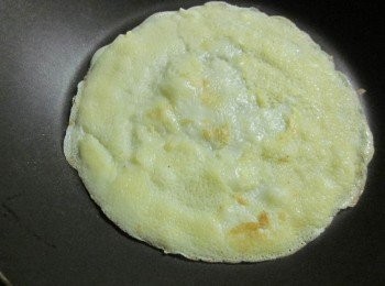 step4: 平底鍋抺一層薄薄的油,放入一湯杓的<span class="group_2">麵糊</span>,轉動鍋子使其平均流散攤平,餅皮成型後再翻面續煎