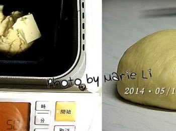 step3: 別忘了，我們的奶油還沒加進去喔！

當 Mode14 行程跑過 十分鐘 左右
機器會發出酵母落下的提醒聲
可別因為酵母已經攪和在麵糰裡就不理會它了唷
這時候麵包機裡的材料都已經揉成糰狀
所以 聽到機器發出酵母落下的聲音時
待聲音停止，無需操作任何按鍵
直接將奶油手動投入容器裡
等待機器自行下一個揉麵的動作

※ 攪拌過程中奶油有可能噴出來
    請自行留意預防。

到此，就可以讓機器自行跑完整個行程
這樣打出來的麵糰感覺含水性不錯
麵糰柔軟Q彈，有點黏又不會太黏的手感很優喔！