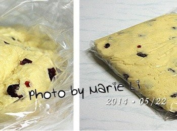 step4: 放進塑膠袋中按壓成有厚度的方型
再次送進冰箱冷藏半個小時