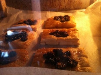 step5: 將每件小心將兩邊的酥皮用叉壓花紋,作用是將兩層的酥皮黏合好而在焗時不至分離散開