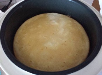 step3: 將打好的粉漿倒入電飯煲，按著「開始」按鈕。