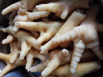 step2: 將<a href="https://bit.ly/3kLFTWO" target="_blank" data-keyword="雞腳" class="guide-link"><strong>雞腳</strong></a> <span style="display:inline-block;vertical-align:middle;margin-top:-3px;color:initial;border-radius:3px;padding:2px 3px;font-size:12px;line-height:14px;background:#87d300;color:#fff;">即買</span> 放入滾水中飛水10分鐘後，即放入冰水中浸10分鐘。