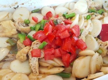 step5: 蓋上蓋子，將年糕燴煮5-8分鐘或至軟，最後加入餘下之蕃茄及露荀，炒勻即可。