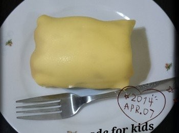 step8: ６、將煎好的餅皮鋪好待涼後，放上一層打好的忌廉，放上一塊芒果，再加一層忌廉，包成方型即可。