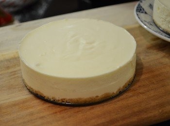 step11: 豆腐芝士蛋糕冰凍過後就可以脫膜。我用的蛋糕模具是活底模帶扣，鬆開扣就可以輕鬆脫膜。

如果是用普通蛋糕模，可先用熱毛巾在外圓邊包覆一會，然後輕輕往上拿出來就可以。