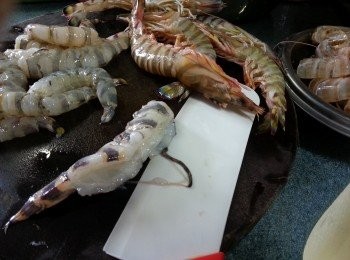 step2: 鮮蝦洗淨介開背去腸,用調味料醃30分鐘以上.