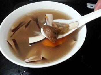 step3: 水煮滾後將所有材料連椰子水放入湯煲,煮2小時落鹽調味即可.