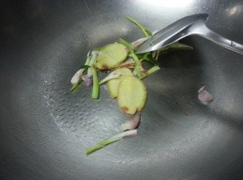 step4: 先用1湯匙油,燒熱油,下薑片及蔥白爆香