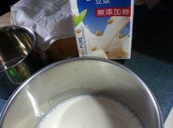 step1: 將一盒無糖豆漿倒入煲內