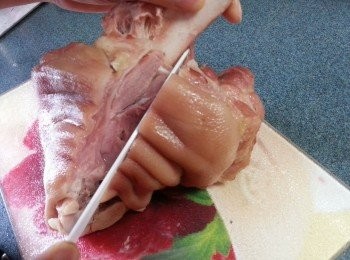 step3: 將鹹豬手取出後, 用凍開水或冰水浸至內外冷透, 用廚房紙抹乾,
 用小刀直切一刀, 起骨.