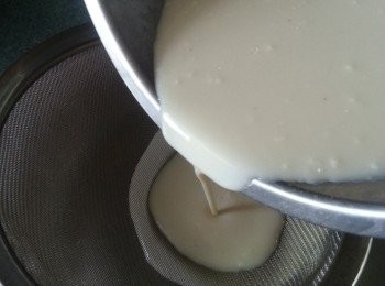 step5: 過篩，倒入已掃油淺碟內