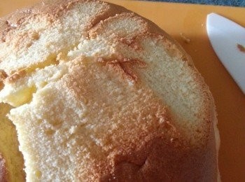 step17: 將已經焗熟的蛋糕出爐後即由高處向枱面"登"一吓!(作用是登走蛋糕體內之空氣,防止蛋糕回縮情況出現)灘凍,用刀批去面較硬身部份