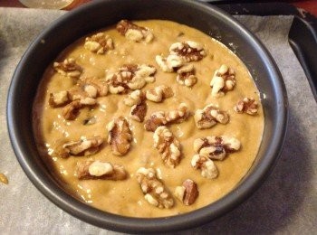 step6: 把(4) 倒入蛋榚模內, 表面加上合桃