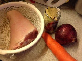 step1: 咸豬手解凍洗淨