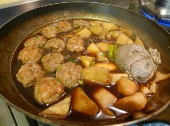 step5: 放入筍子、肉丸、滷包、李錦記舊庄特級蠔油、水，滷約20分即可。