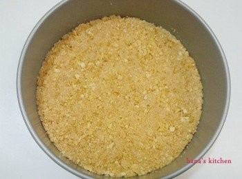 step2: .壓碎的餅乾和奶油拌勻後倒入模型內仔細壓緊後放入冰箱冷藏.