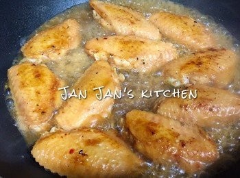 step3: 不要以為加水會淡，只要醃得夠味，個汁都非常濃郁㗎！所以可因應自己喜好調節醃料。