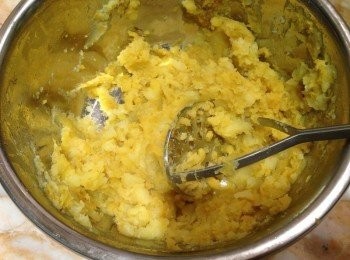 step4: 將蒸過的馬鈴薯和番薯一同放進盤中，用叉子或壓泥器壓成泥。