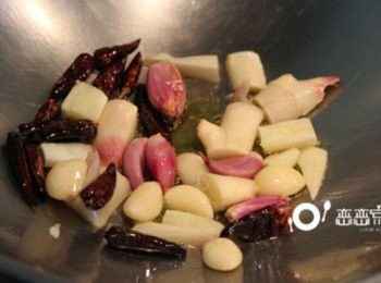 step2: 炒鍋加入少許油，加入薑塊、蒜頭、洋蔥爆炒出香氣再加入乾辣椒、八角炒香。