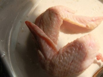 step2: 將二節雞翅斜切2刀，鮮香菇1切4塊，紅辣椒切成小圈狀。