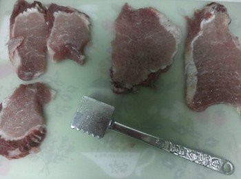 step1: 將里肌肉片稍微敲打一下，用酒、鹽、胡椒粉醃，放置1小時以上。
