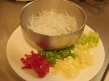 step1: 1.先準備好所需<span class="group_1">材料</span>ˊ並切成適當大小