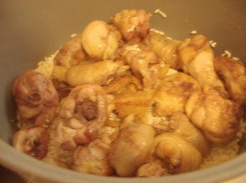 step7: 將已經拌炒完成的雞肉及湯汁倒入洗淨的糯米中ˊ並加入米杯水3杯