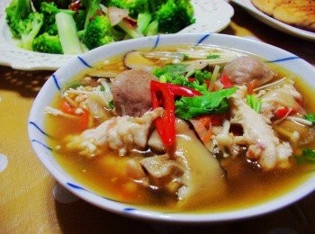 step5: 料多味美ˊ口感層次超豐富ˊ 煮上一大鍋ˊ除了是很棒的配菜ˊ 煮些麵ˊ舀上羹湯ˊ又變成什錦羹麵。 下次有用不完的<span class="group_1">材料</span>ˊ記得變化運用一下ˊ 相信大家會喜歡上這樣的好味道哦~