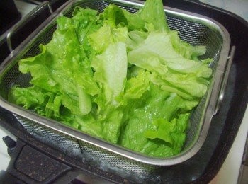 step4: 4.然後將處理好的生菜擺入略為燙熟