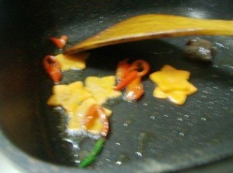 step2: 加入油1.5大匙熱鍋ˊ先炒香紅蘿蔔和辣椒