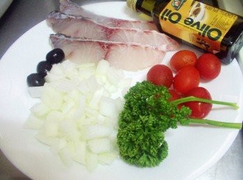 step1: 先準備好所需<span class="group_1">材料</span>ˊ海鱸魚洗淨擦乾水份ˊ蔬菜配料洗淨處理成適合大小備用