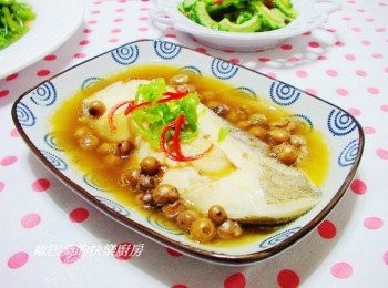 step5: 樹子因廠牌<span class="group_2">調味</span>略有差異ˊ可以自己試嘗味道ˊ 調整至自己喜好口味。 在我們鄉下ˊ芒果盛產時也是吃樹子的好季節ˊ 左鄰右舍許多婆婆媽媽會自己動手做ˊ 有這樣罐裝ˊ也有塊狀的ˊ 聽老一輩說ˊ這樹子正好可解芒果的毒ˊ 我不知這說法是否正確ˊ但對我來說ˊ 這也是關於吃ˊ在心裡頭美好的回憶。 如果您沒有像歐巴桑這樣的愛心牌ˊ 現在超市賣場也都可以買到。試試看哦。