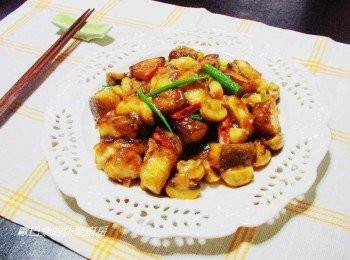 step8: 可爾必思乳酸菌發酵乳有著天然酸甜口感ˊ 所以可以輕鬆方便取代糖醋醬所需要的糖和醋ˊ 另一方面也兼具去腥效果ˊ所以連米酒也可省略ˊ 只需蕃茄醬帶出色澤ˊ再加入少許鹽來平衡口感ˊ 就能很方便做出好吃糖醋料理囉。 下次有機會做糖醋料理時ˊ不妨這樣運用看看ˊ 相信會有意想不到的效果。