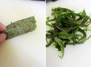 step4: 利用魚悶燒時間將紫蘇葉捲起切細條狀