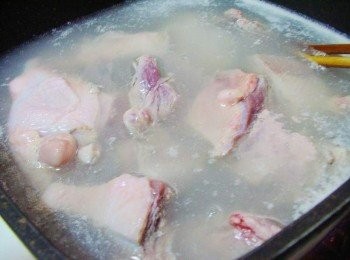 step1: 湯鍋加入酌量水煮沸ˊ將鴨肉先汆燙去除血水雜質ˊ 然後再以冷水沖洗乾淨備用