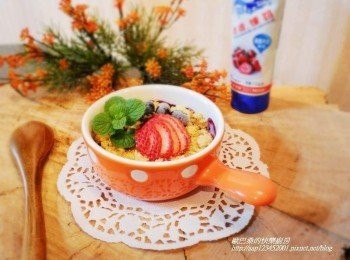 step8: 完成取出ˊ再將草莓ˊ藍莓略做裝飾ˊ 香烤莓果奶酥就完成囉。