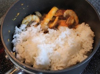 step2: 倒入剩飯一碗, 稍微拌炒