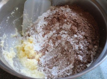 step2: 鬆餅粉/可可粉過篩加入