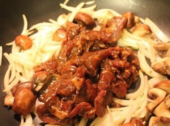 step5: 蔬菜類炒至6分熟時, 再把醃好的牛肉放進去炒