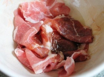 step2: 取幾片豬肉, 用適量的醬油/麻油醃一下