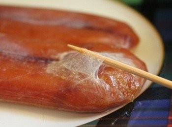 step1: 烏魚子退冰後, 取一平盤, 放米酒, 讓烏魚子浸在米酒裡, 雙面各浸10分鐘. 後用牙籤將表皮上的薄膜清除